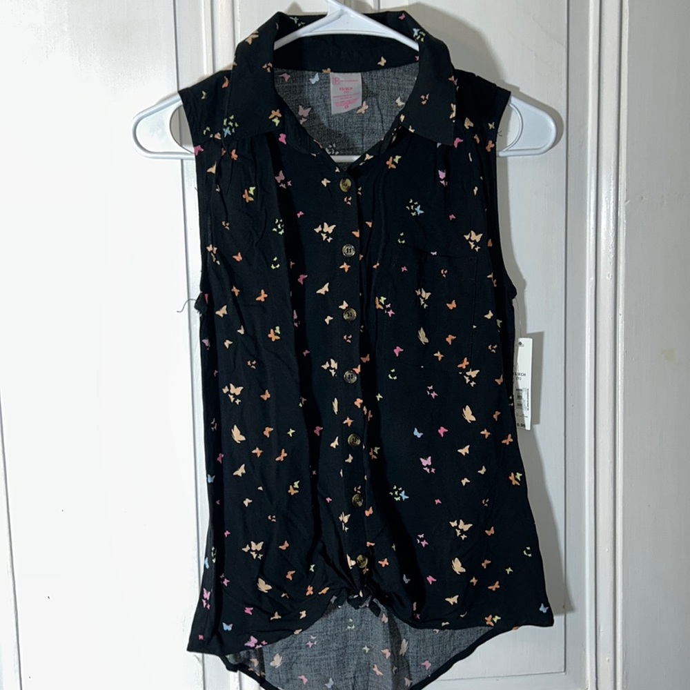 No Boundaries Woman’s size XS button up shirt with Butterflies. New with tags